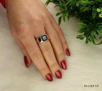 Srebrny sygnet z czarnymi cyrkoniami Dall'Acqua. Dodatek spodoba się kobiecie kochającej minimalizm, nowoczesność i elegancję. Prawdziweaaa srebro. Sygnety damskie (1).jpg